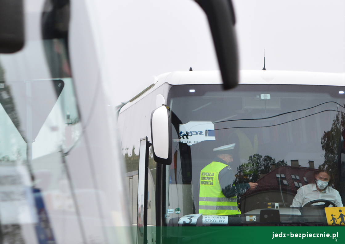 WYDANIE NA WEEKEND | W autobusach szkolnych z maseczką na twarzy
